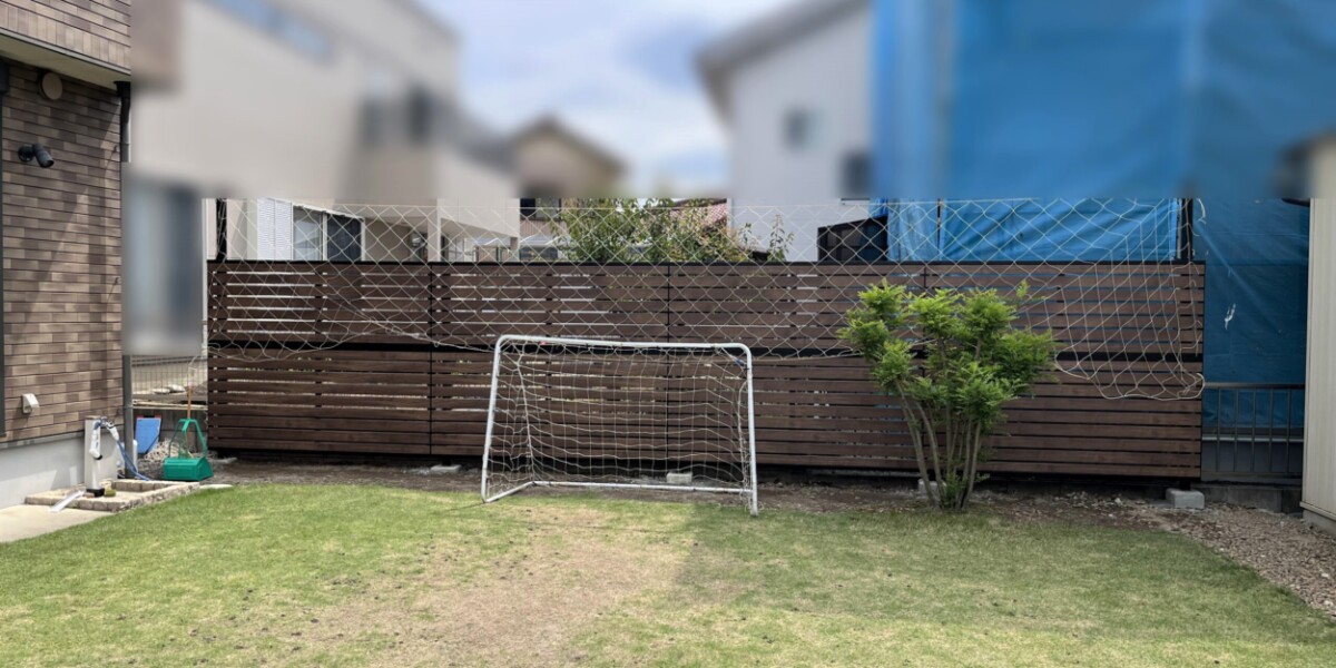 サッカーボールが外に出ないようにするために木製フェンスを取って多段フェンスの設置｜大口町