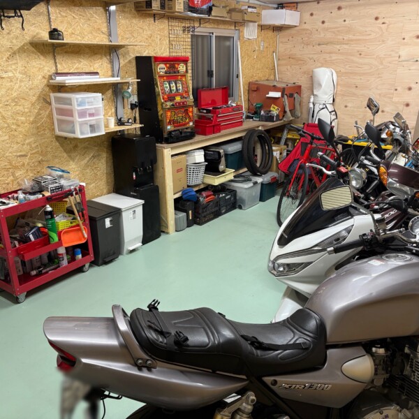 バイクガレージの中②