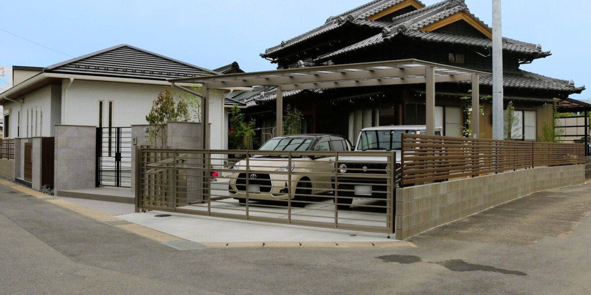 グレーの大判タイルで仕上た門壁のクローズ外構の施工例|防犯効果のあるカーゲートの施工例|春日井市