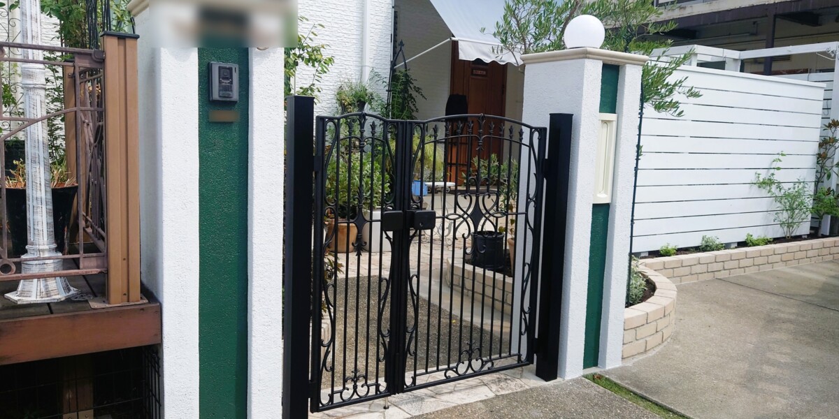 駐車場と玄関を仕切るナチュラルな門周り＆目隠しウッドフェンス+花壇｜熱田区