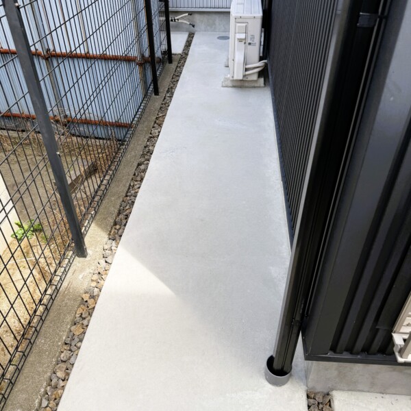 犬走りの雑草対策①