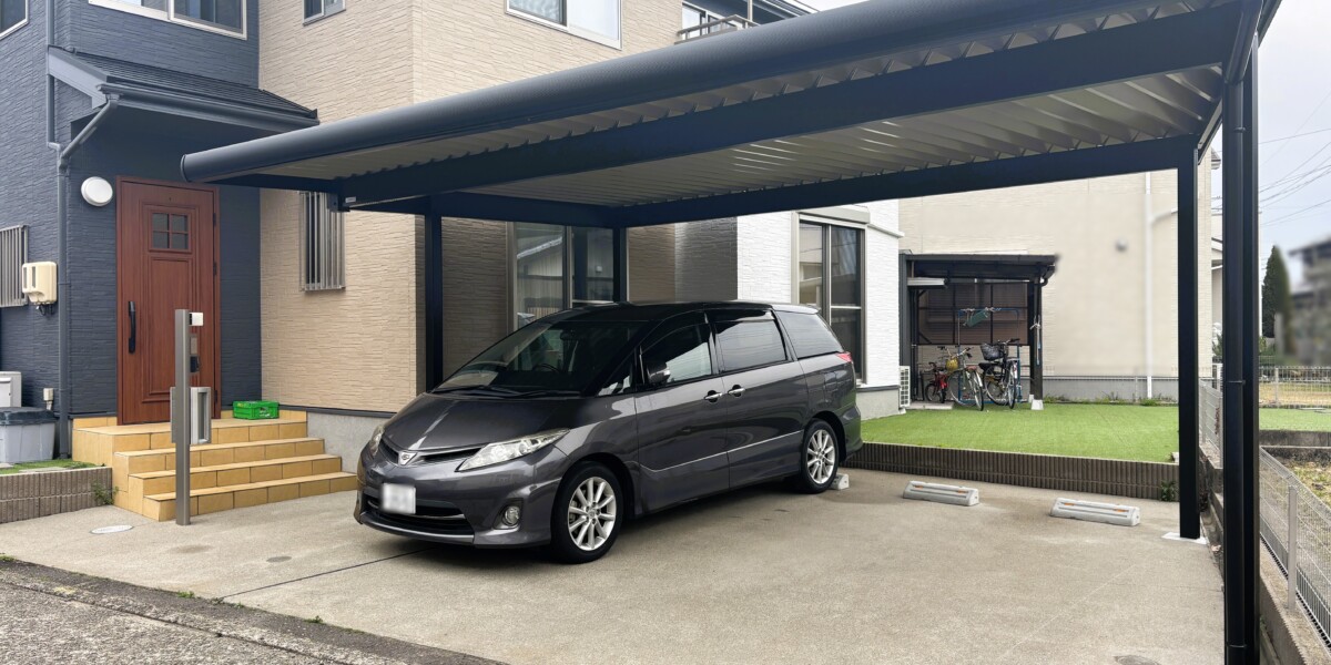 変形の敷地に合わせた台形加工と柱移動の２台用のセッパンーポートの施工例｜各務原市