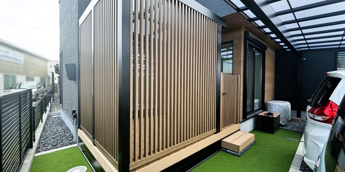 お庭でワンちゃんとくつろげるスペースと３台用のカーポートの設置工事の施工例｜江南市