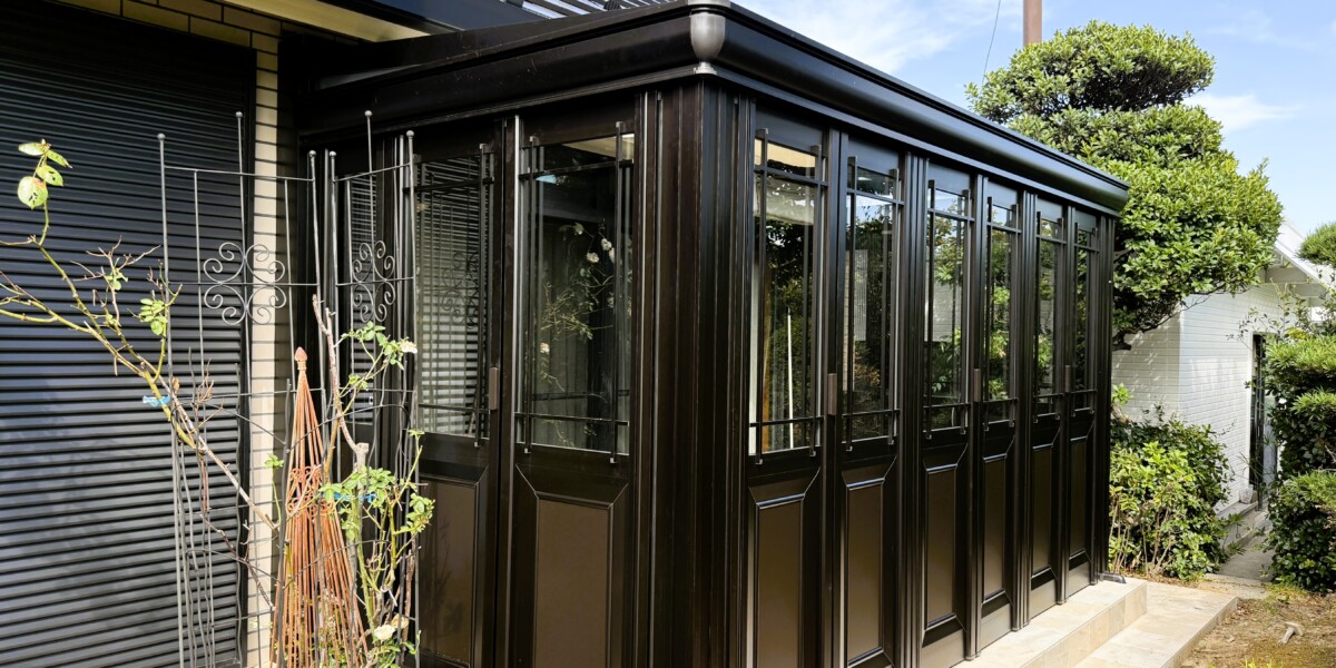 お庭でのんびり過ごすための素敵なガーデンルームとアイアンでつくった階段の手すり設置の施工例｜稲沢市