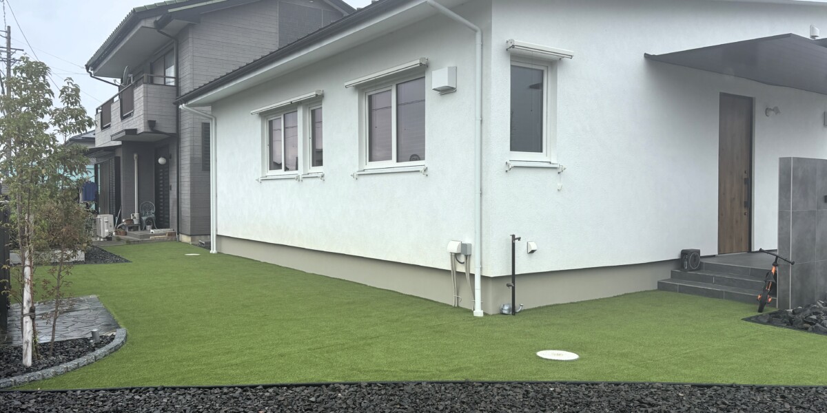 お孫さんが走り回れるように庭の砂利を取って人工芝張りをした施工例|一宮市