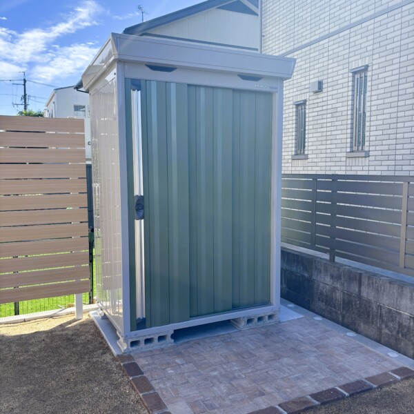 物置と平板敷き