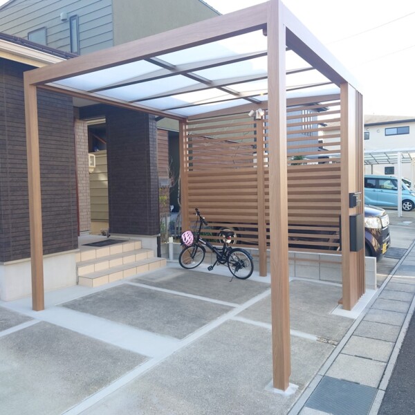 自転車置き場と目隠しスクリーン