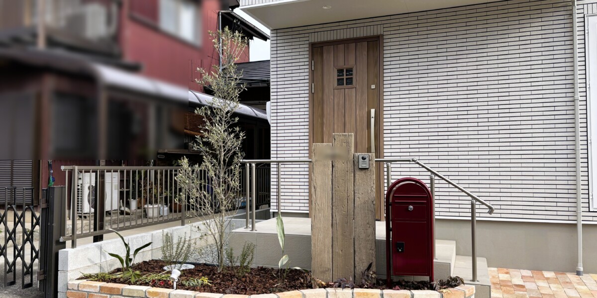 レンガの花壇や北欧デザインの宅配ポストを採用した一条工務店のナチュラルでかわいい新築外構の施工例|江南市