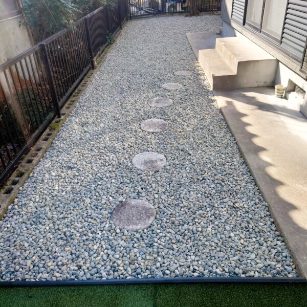 防草シートと砂利敷き